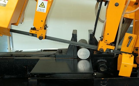 西区街道数控带锯床自动送料精度会出现偏差吗？